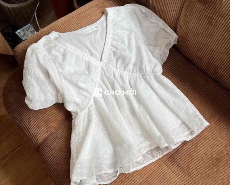 áo kiểu cổ V ren