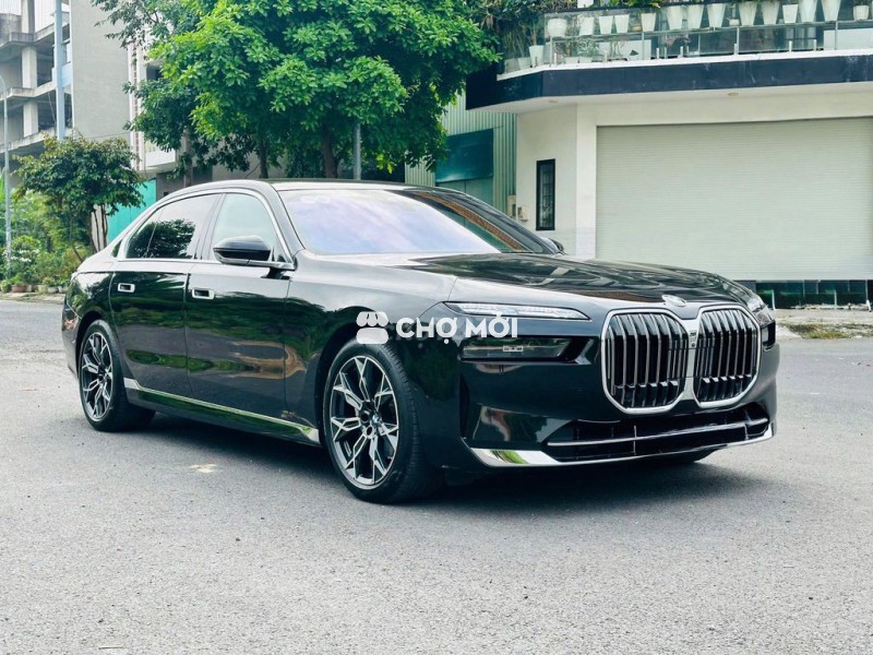BMW 735i Pure Excellence đen/nâu 2023