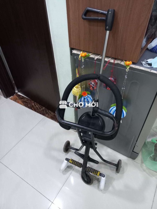 Xe đẩy bé đi chơi, tặng mũ