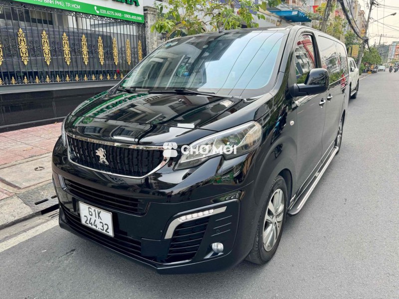 Peugeot Traveller Premium 2023 mới keng