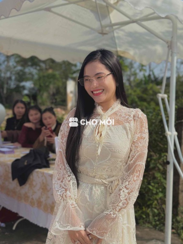 Đầm ren nữ dài tay màu trắng kem