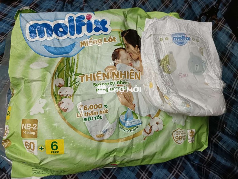 Miếng lót sơ sinh và đôi dép