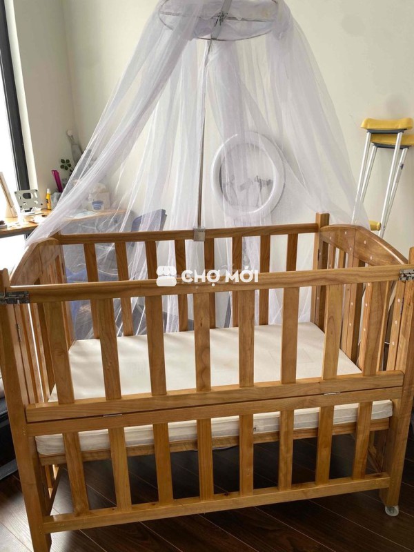 Cũi em bé gỗ màu nâu