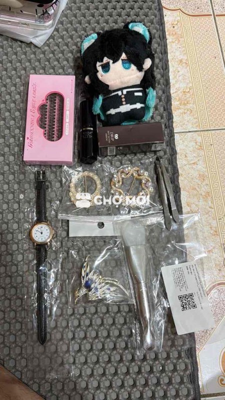 pass đồng hồ, gim cài áo, son, gấu bông, nhíp, mi