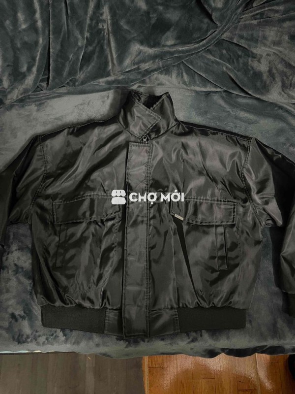 áo khoắc form crop còn rất mới chất dù bên