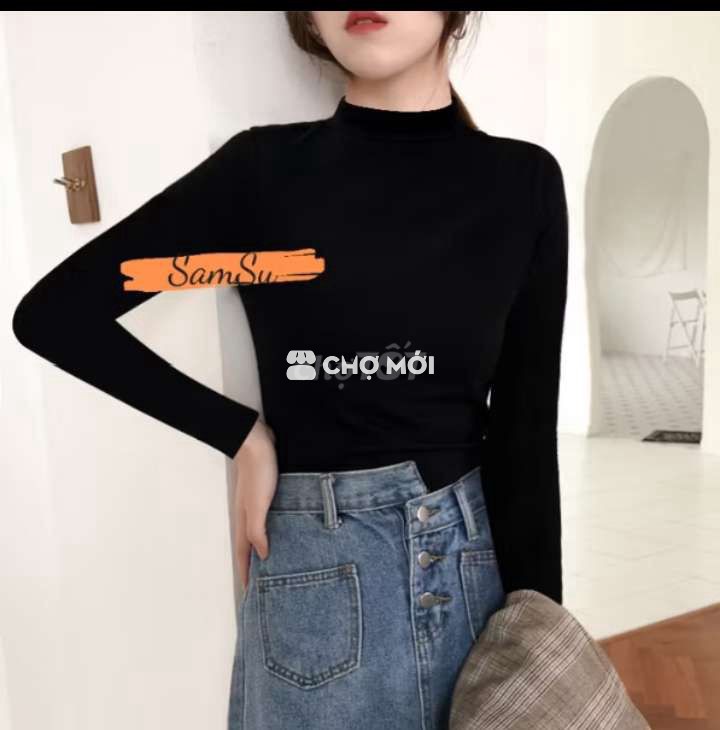 Áo cổ lọ màu đen