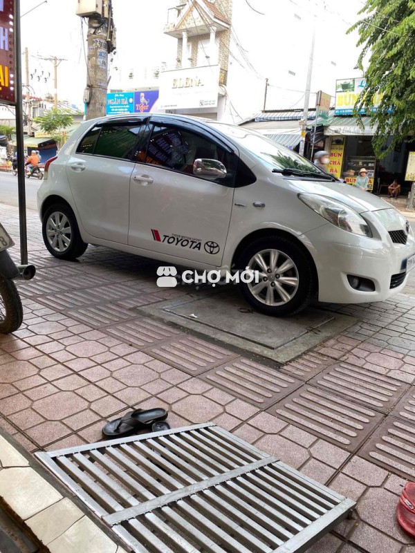 Toyota Yaris RS màu Trắng