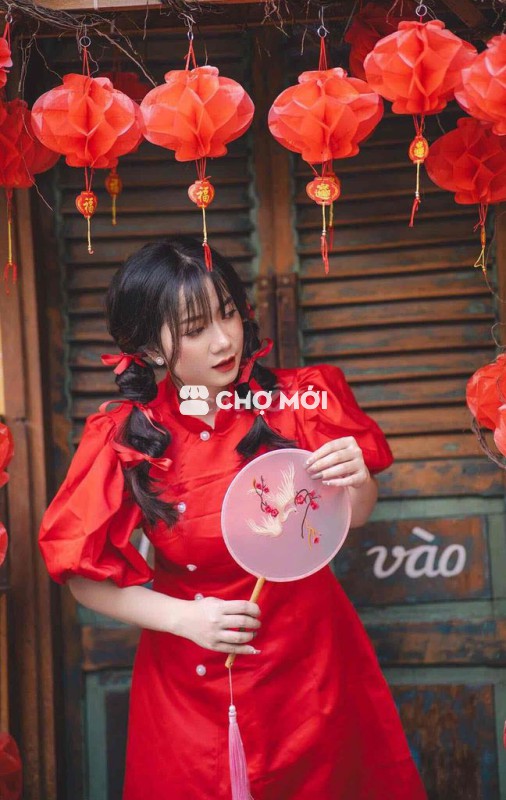 Đầm đỏ cổ tàu