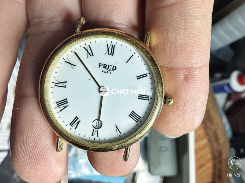 Đồng hồ pin cổ siêu mỏng bọc vàng dày cộp