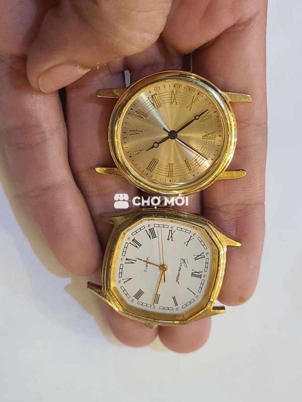 2 chiếc đồng hồ máy pin Nhật