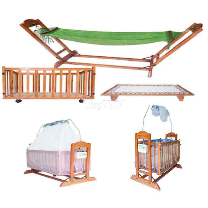 Nôi em bé gỗ màu nâu đã sử dụng