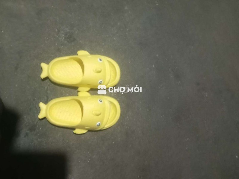 Dép trẻ em nhựa vàng