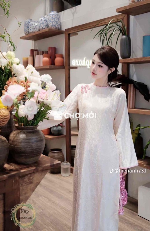 Áo dài vải lụa gấm, tone trắng hồng