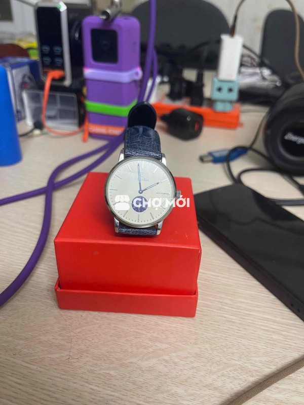 Đồng hồ hãng - dây da đà điểu độc lạ.