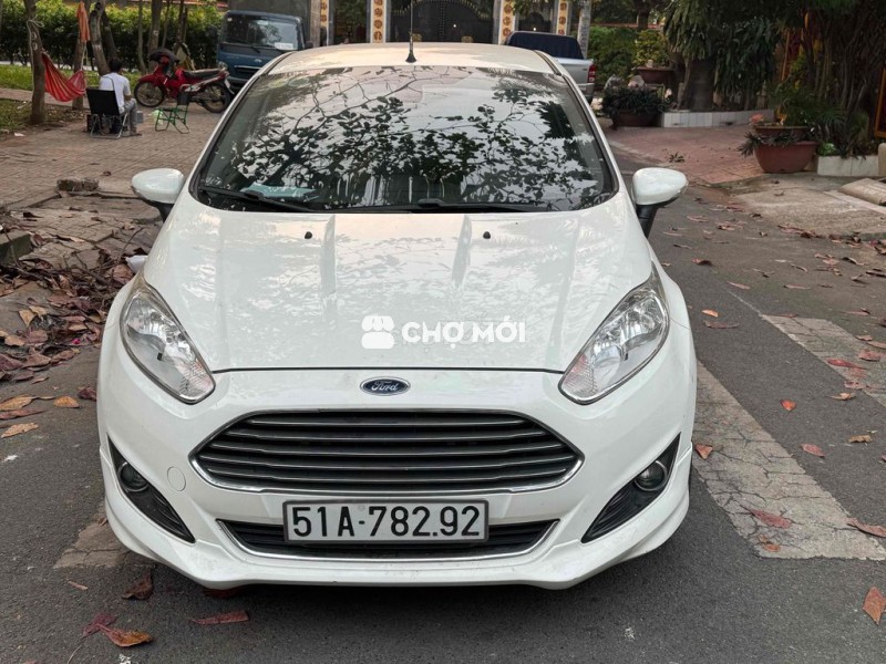 Ford Fiesta Trắng Tự động 70km xe gia dinh can ban