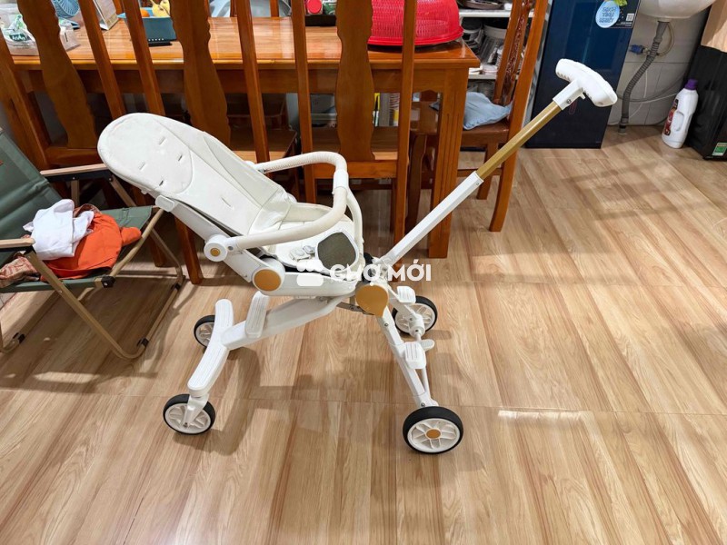 Xe đẩy em bé Trắng đã sử dụng