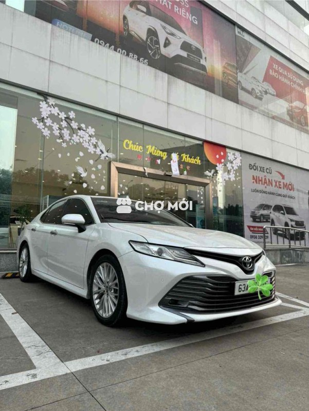 Toyota Camry 2.5 Q Trắng 63.000 km