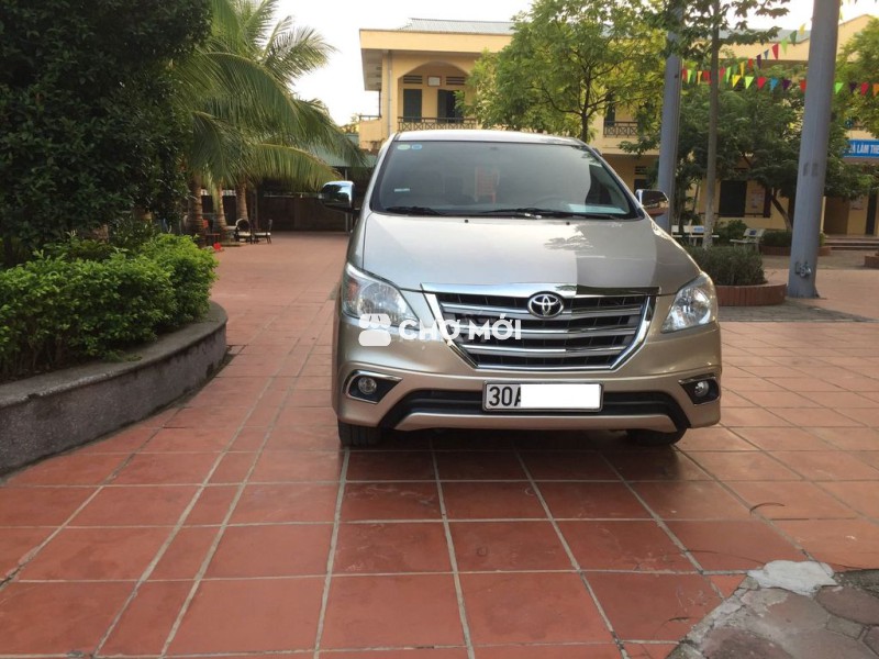 Toyota Innova 2016 2.0E Vàng cát