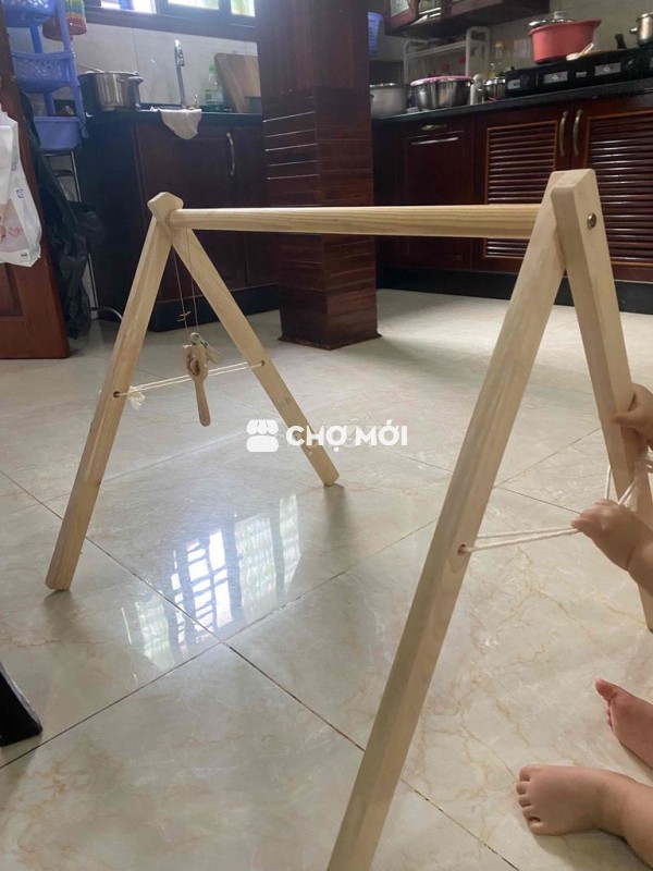 Khung treo đồ chơi gỗ mới