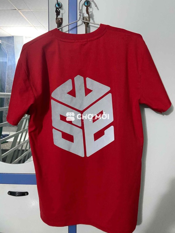Áo thun size M màu Đỏ và Xanh dạ quang