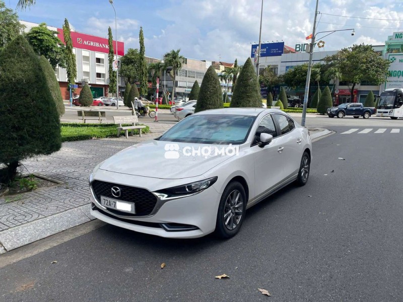 Mazda 3 Luxury Trắng 5 chỗ