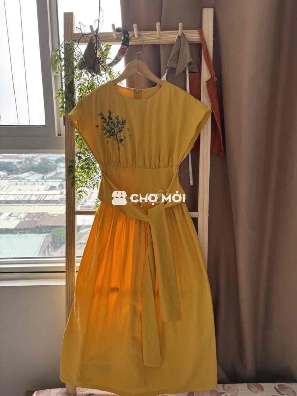 Đầm vàng thêu tay thủ công, size S