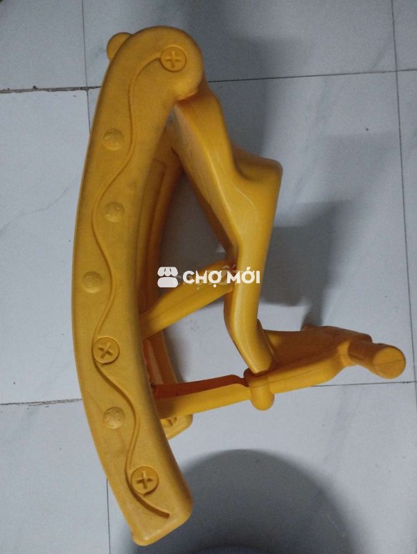Xe bập bênh nhựa vàng