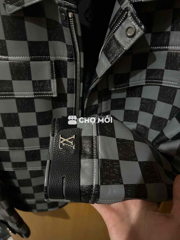 Áo khoác Louis Vuitton với họa tiết Damier (caro)
