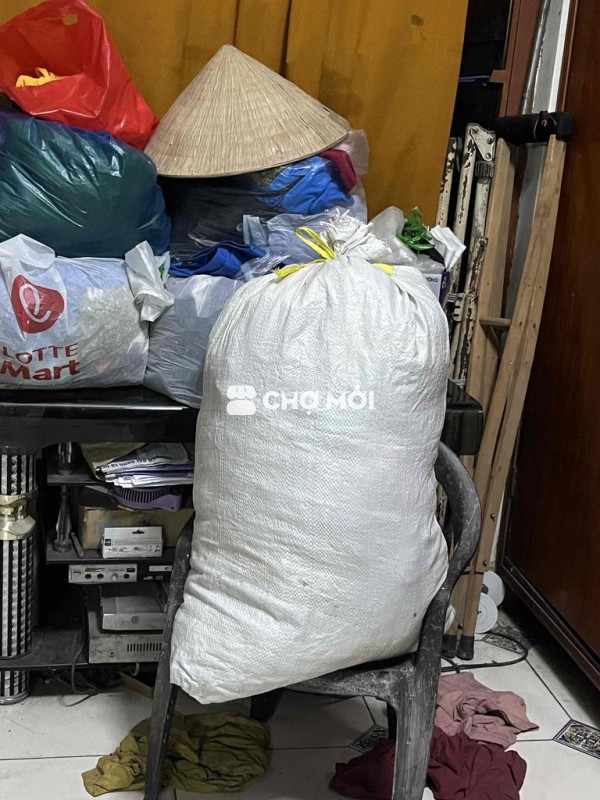 Quần áo cả nam và nữ đã qua sử dụng