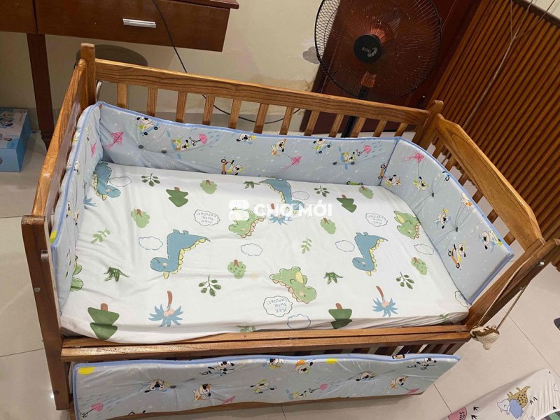 Cũi em bé gỗ màu nâu