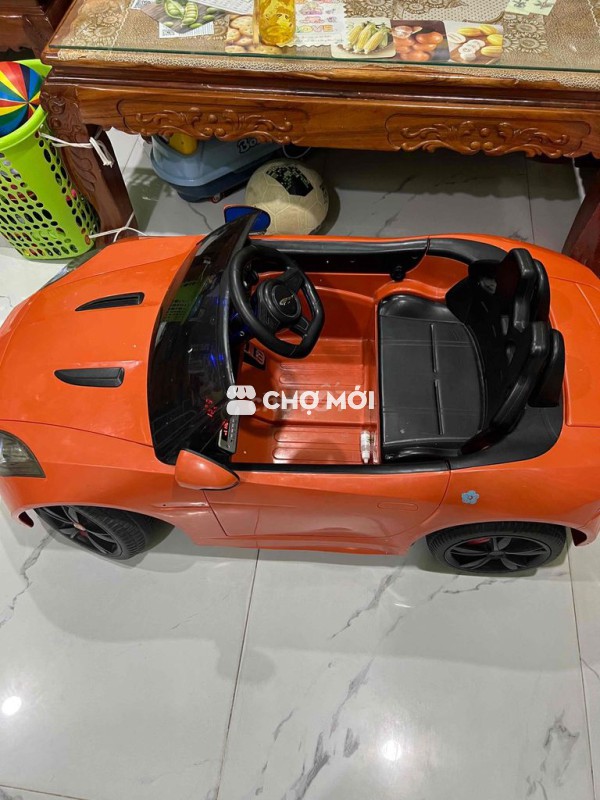 Ô tô điện trẻ em màu Cam
