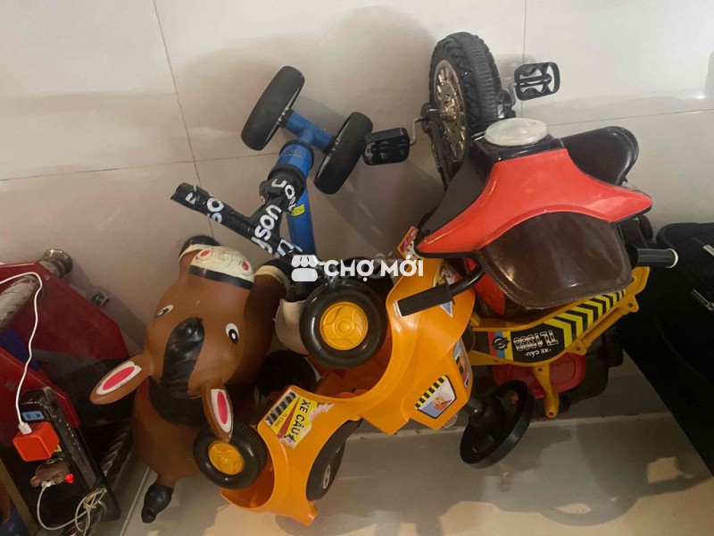 Xe chòi chân trẻ em Vàng đã sử dụng