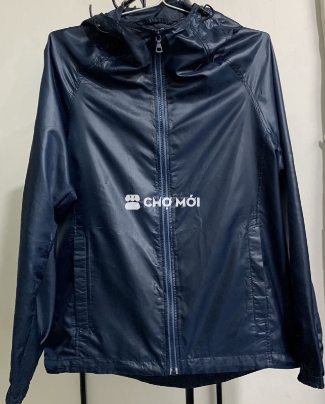 Áo khoác dù UNIQLO chính hãng 100%. Mới 99%.Size M