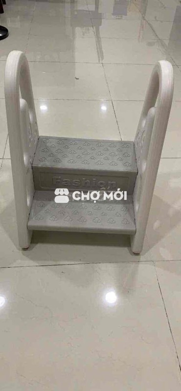 bậc thang có tay cầm cho bé