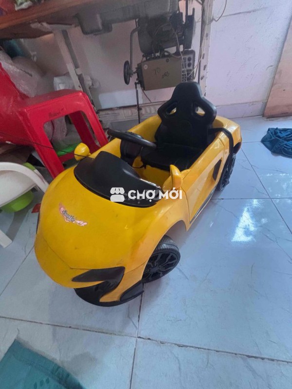 Xe hơi điện trẻ em màu Vàng