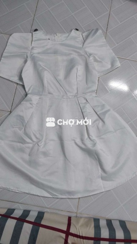 Váy nữ trắng trên gối Mới