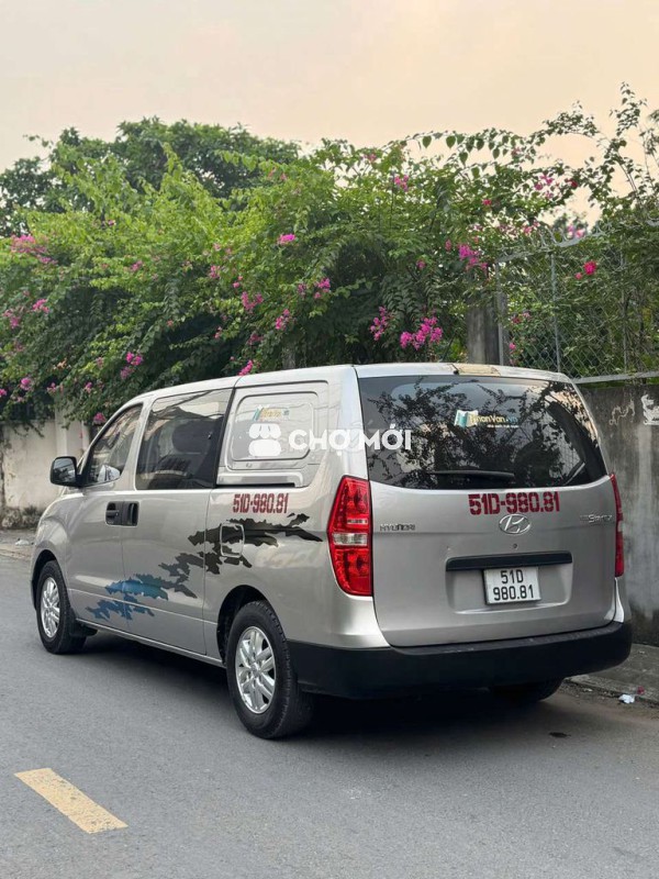 Hyundai Starex Van màu bạc