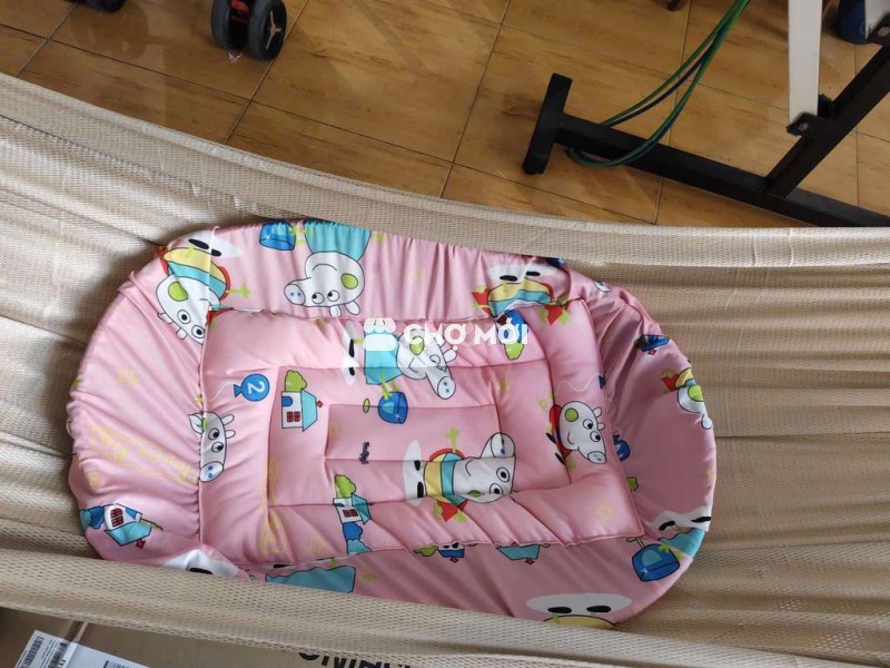 Tặng nôi tre và nệm em bé