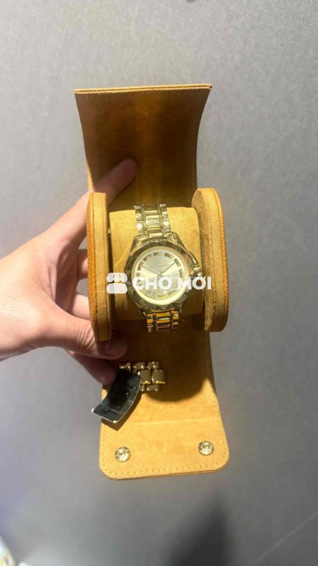 Đồng hồ đeo tay kim loại vàng