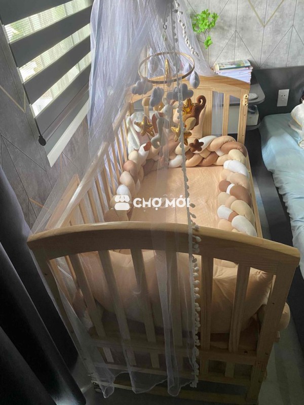 nôi em bé gỗ tự nhiên còn mua  tặng thêm gổ Tre