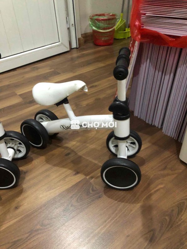 cần bán ghế ăn dặm và xe đẩy chân cho bé