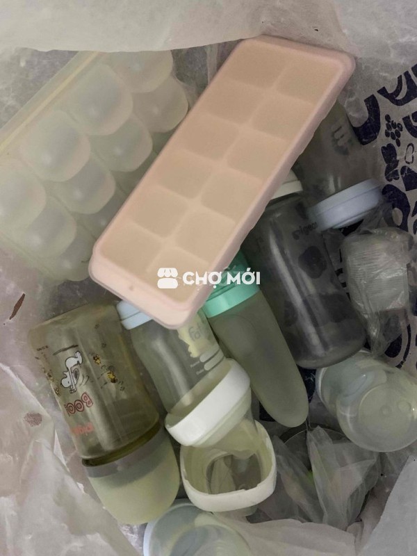 Đồ dùng ăn dặm trẻ em và bộ đựng dao cũ