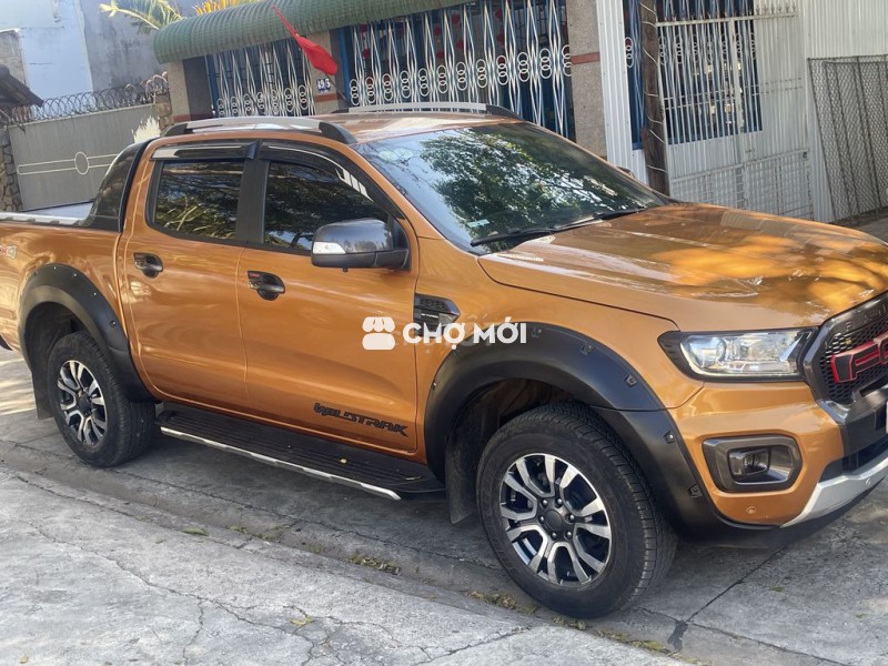 Ford Ranger Wildtrak 2019 gia đình đang dùng