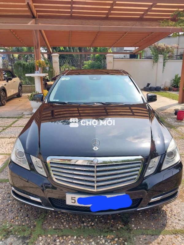 Mercedes-Benz E300 màu Đen