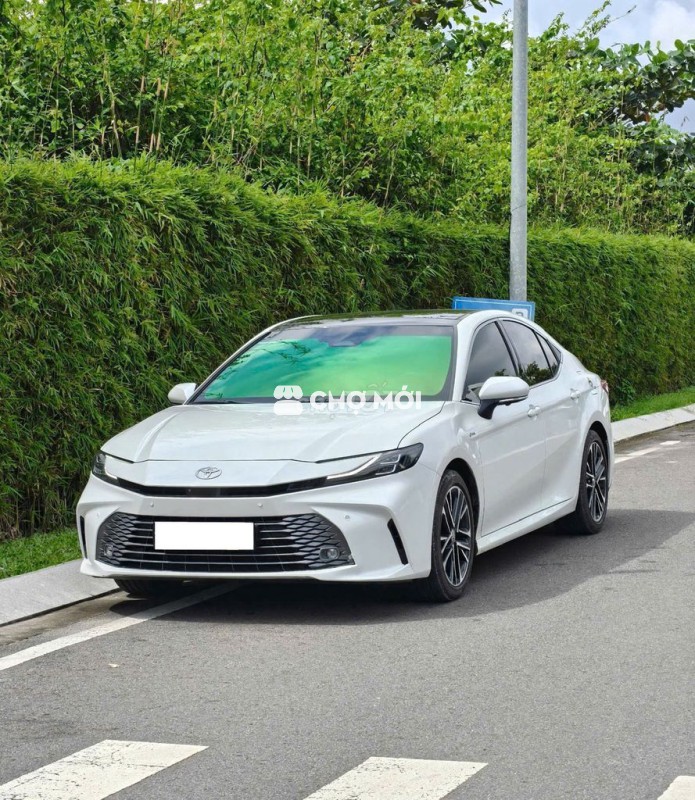 Toyota Camry HEV 2025 Trắng