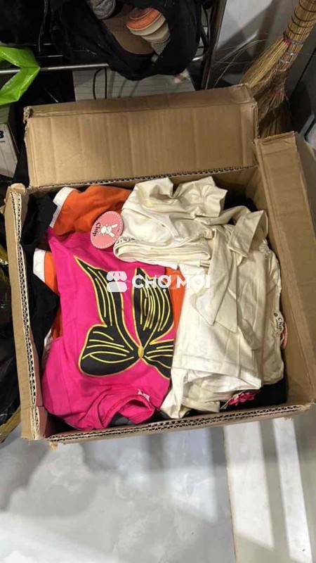 Quần áo nữ nhiều màu đã dùng