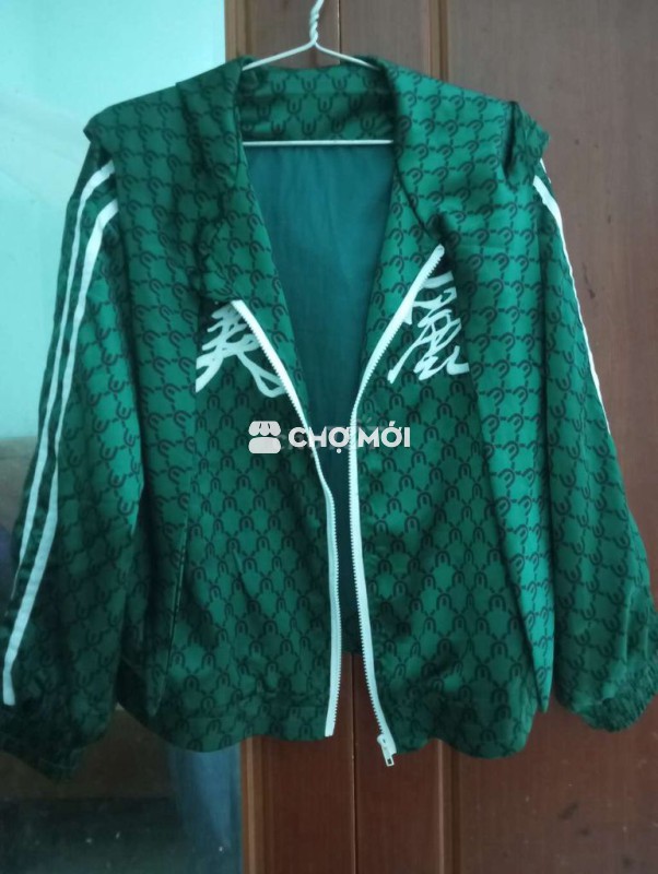 Bán cái áo khoác lụa hiệu xịn, 55kgđến65kg mặc đẹp