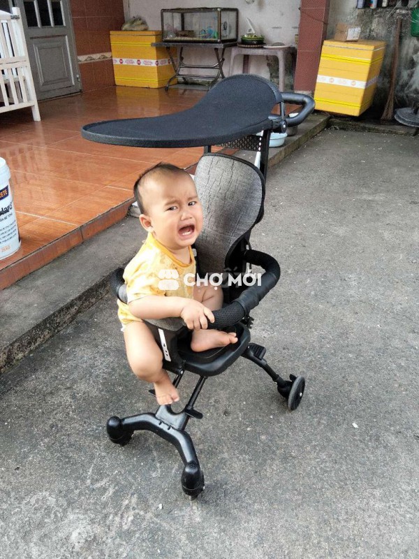 Xe đẩy em bé gấp gọn