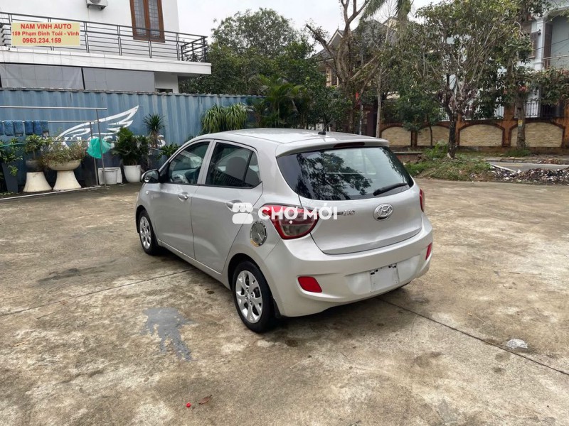 Hyundai i10 màu Bạc