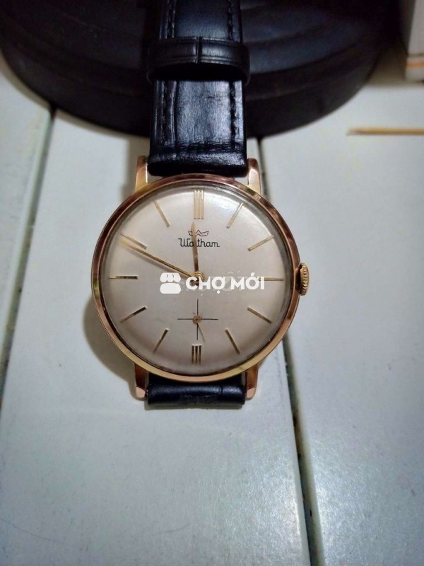 Đồng hồ lên cót tay hiệu Waltham cổ của Thụy sỹ.